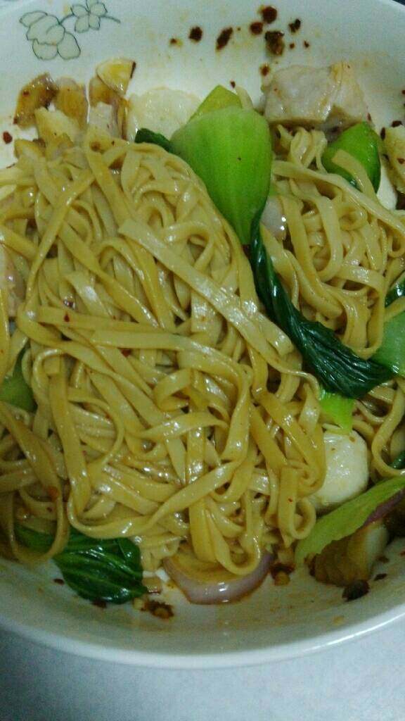 最简拌面,将面条，鱼丸，油菜倒入拌均即可