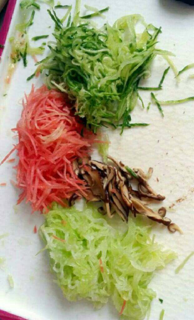 寿司卷,将青笋,胡萝卜,黄瓜,香菇,鳕鱼奶酪肠切丝;青菜切碎,番茄切块备用