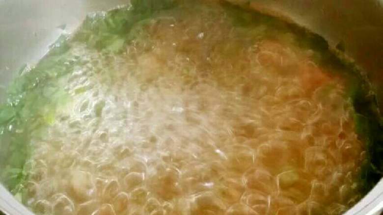 寿司卷,加水,开了后倒入青菜叶子十秒钟加入自制虾粉,一点点盐调味