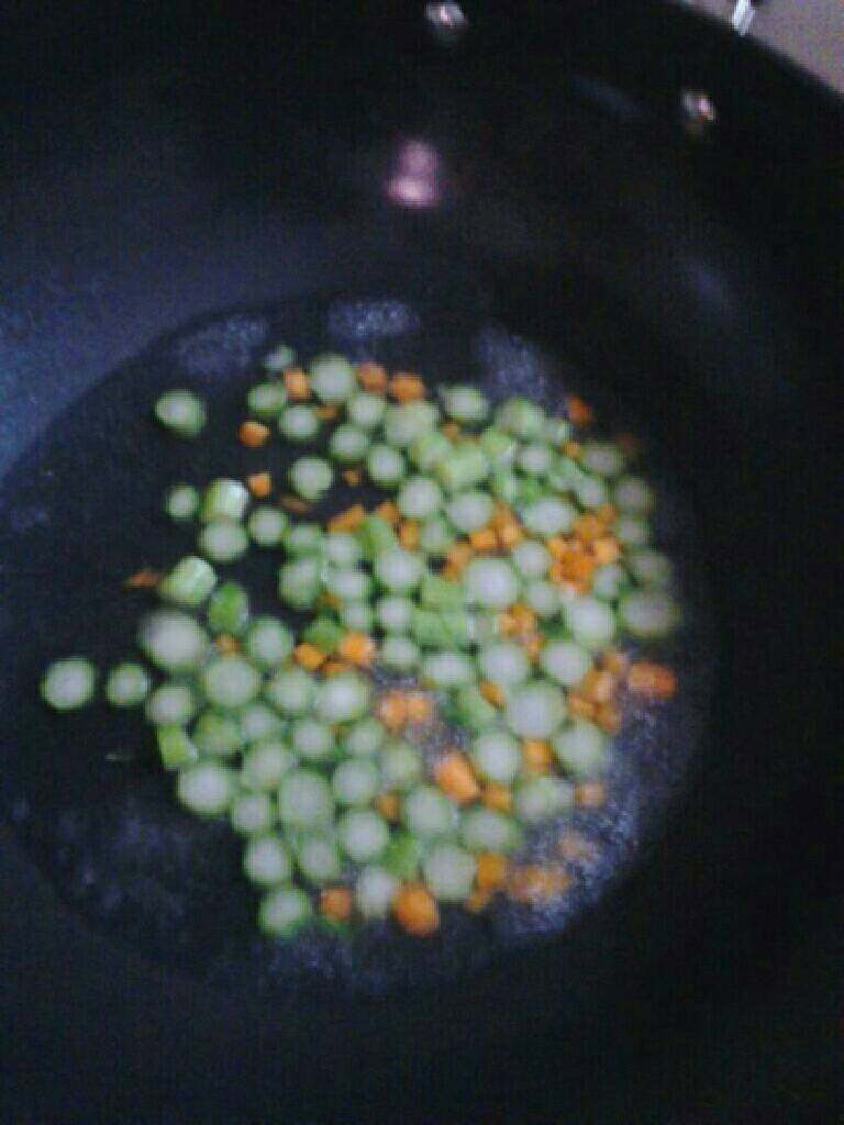 菜心红萝卜蛋炒饭,
胡罗卜莱心粒先掉熟备用