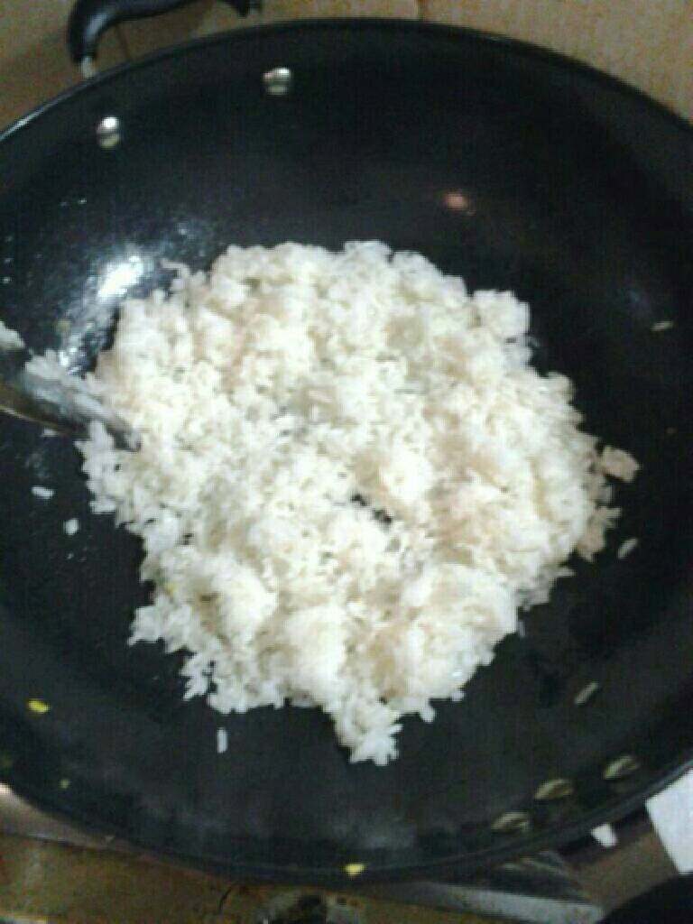 菜心红萝卜蛋炒饭,
油下锅,米饭弄散下锅翻炒