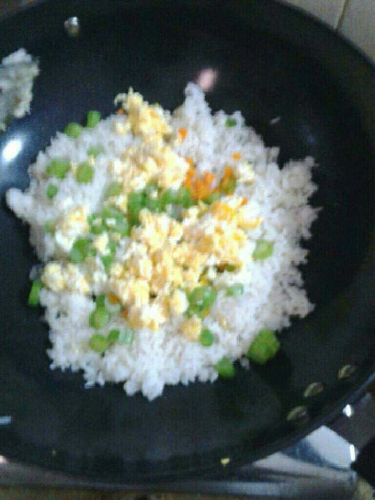 菜心红萝卜蛋炒饭,
炒至干爽依次加入菜粒,鸡蛋