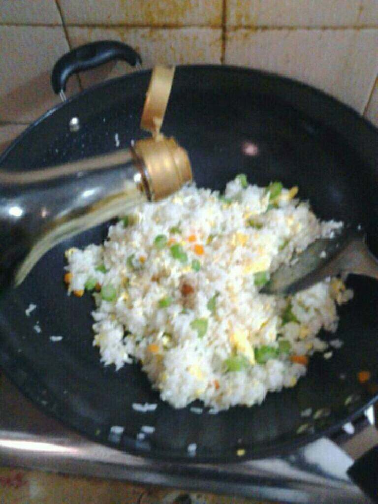菜心红萝卜蛋炒饭,继续翻炒均匀后加入酱油