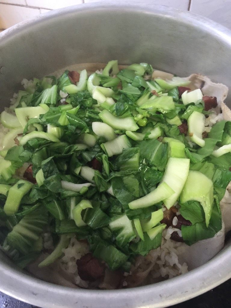 元气汤蒸饭,如图,把油菜倒入蒸笼里,再蒸半个小时