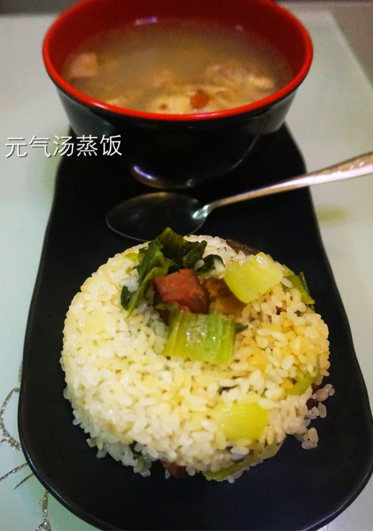 元气汤蒸饭,此时的汤已经入味了,也是营养最佳时段,饭里有肉菜汤全部融入,大补啊!