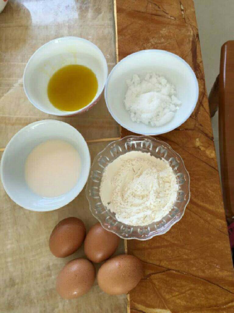 奶油蛋糕卷,准备食材
鸡蛋4个
低筋面粉70g
牛奶70g
油25g
糖40g
淡奶油60g
糖5g(加入淡奶油中)