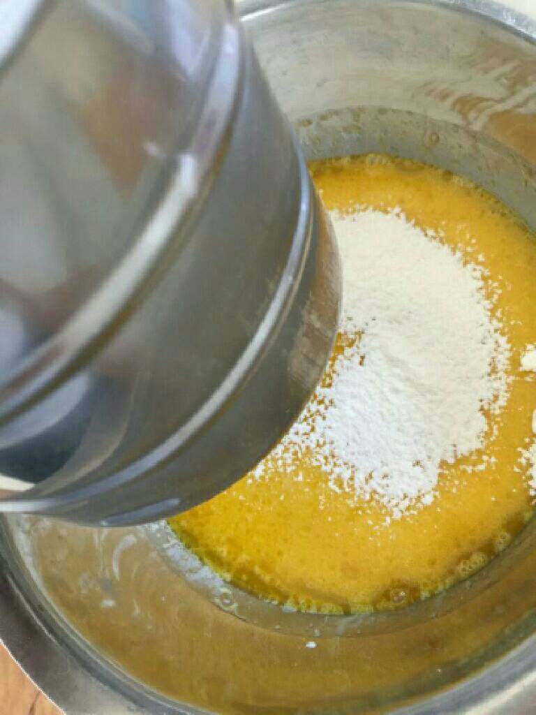 奶油蛋糕卷,筛入备好的低粉,搅拌均匀
