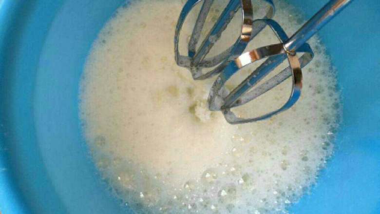 奶油蛋糕卷,分三次加入白糖打发蛋白