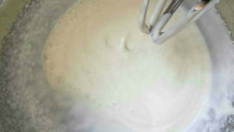 奶油蛋糕卷,烤蛋糕的时候我们打发淡奶油