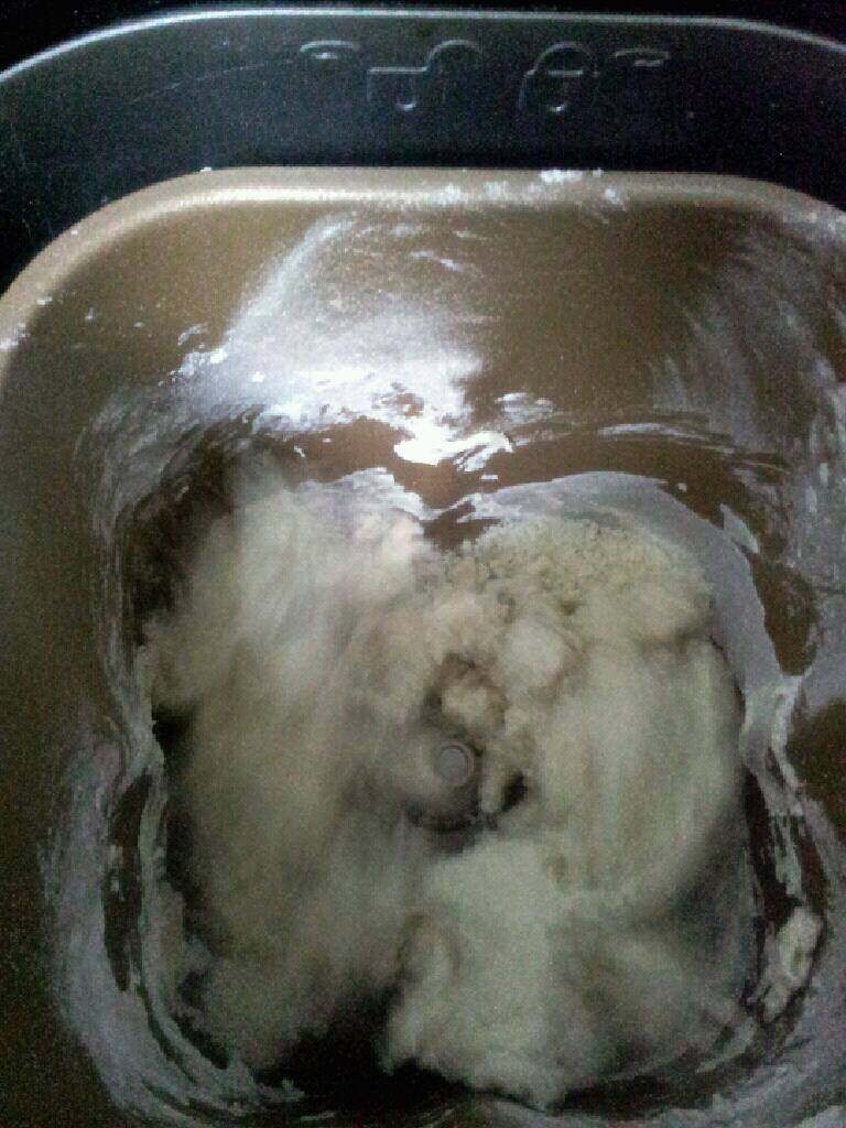 葱花培根面包,徐<a style='color:red;display:inline-block;' href='/shicai/ 887'>黄油</a>外所有面团材料进面包机揉面，10分钟后加入软化的<a style='color:red;display:inline-block;' href='/shicai/ 887'>黄油</a>再揉20分钟