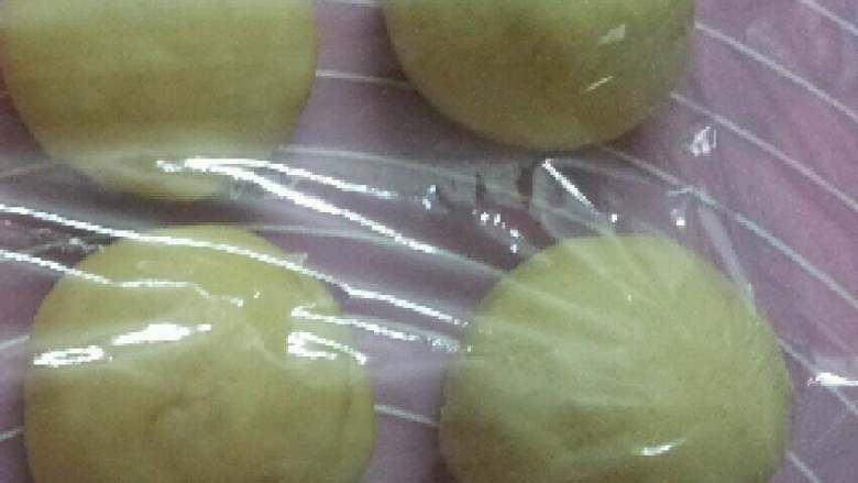 葱花培根面包,面团发酵至2倍大，排气，分成4小剂