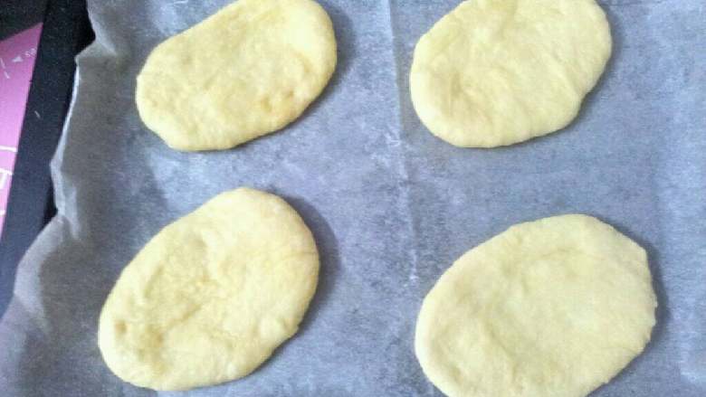 葱花培根面包,擀成椭圆形，发酵到2倍大，刷上蛋液