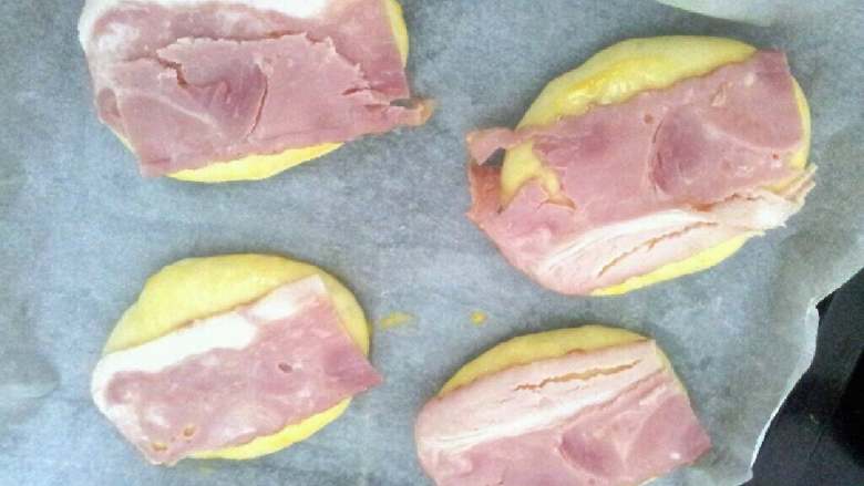 葱花培根面包,2片<a style='color:red;display:inline-block;' href='/shicai/ 443'><a style='color:red;display:inline-block;' href='/shicai/ 443'>培根</a></a>分4份，铺上面团上