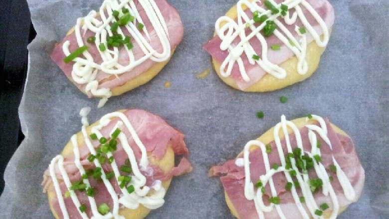 葱花培根面包,挤上<a style='color:red;display:inline-block;' href='/shicai/ 4856'>沙拉酱</a>，撒上葱花，180度，上层，烤20分钟