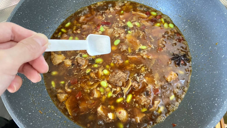 红烧鸭块➕毛豆烧鸭腿,尝下咸淡,根据自己口味补充少许盐