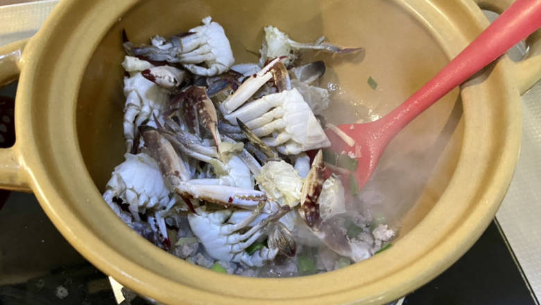 蟹肉粥,加入梭子蟹,中火翻炒变色