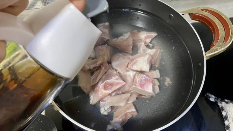 豆角焖卷子➕排骨豆角土豆焖卷子,排骨冷水下锅,加一汤匙<a style='color:red;display:inline-block;' href='/shicai/ 718'>料酒</a>煮开,焯水两分钟,捞出温水洗净沥水备用