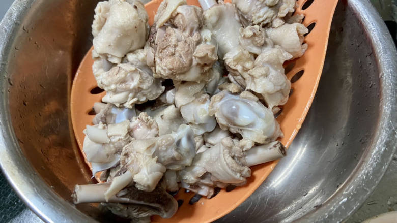 香菇烧鸭肉➕香菇山药烧鸭肉,煮开后再煮两分钟,捞出,温水洗干净血沫,沥水备用