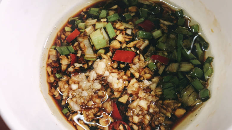 凉拌蒸茄子,淋上热油,搅拌均匀