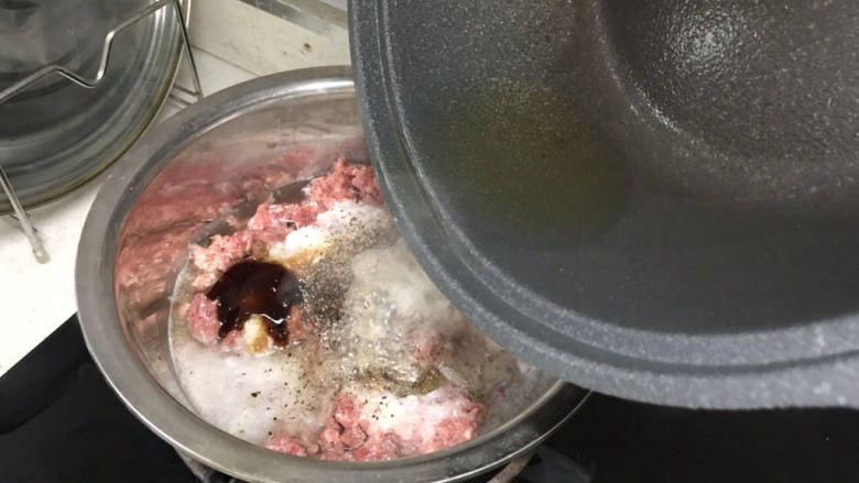 牛肉锅贴,热油泼在调料粉上;