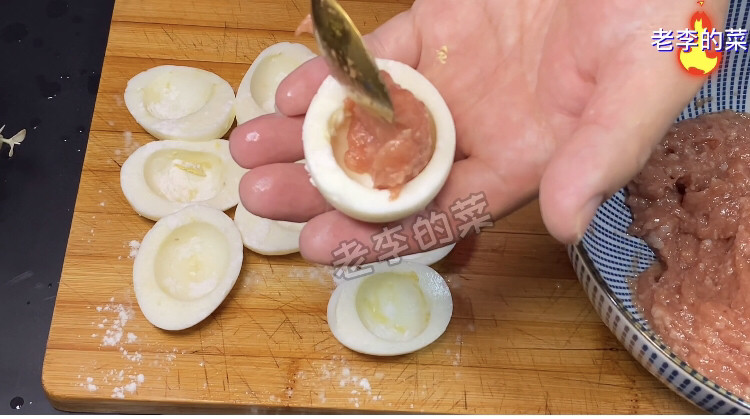 年夜饭寓意菜招财进宝,祝大家新的一年天天招财进宝,把调好的肉馅放在鸡蛋里