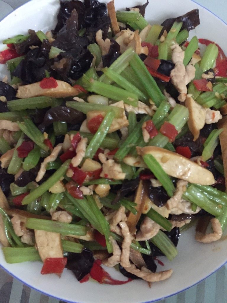 香芹豆干木耳炒肉丝