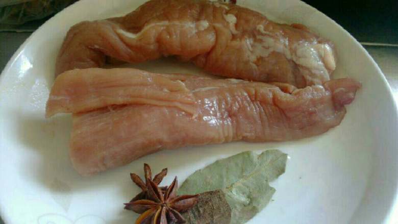 自制肉松,1.先准备好猪里脊、八角、香叶、糖、酱油。