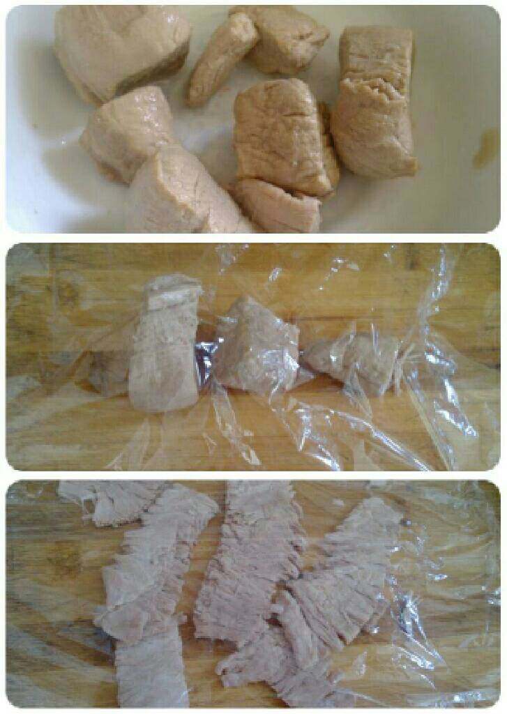 自制肉松,4.压好后的肉拿出凉晾了,用保鲜膜隔开再用擀面杖压碎。
擀面杖压肉时尽量顺着筋压,一会方便手撕。