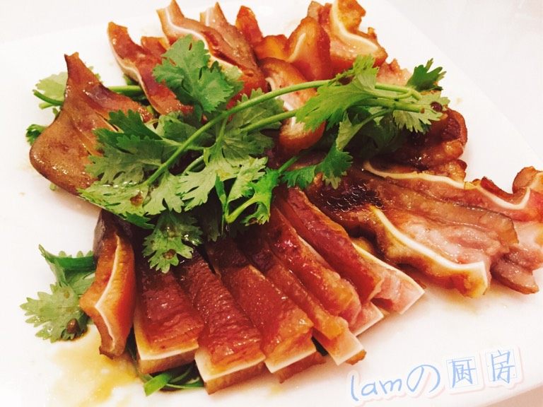 卤水猪耳,锅里下一碗水，倒入<a style='color:red;display:inline-block;' href='/shicai/ 3745'>卤水</a>，<a style='color:red;display:inline-block;' href='/shicai/ 866'>冰糖</a>，放入猪耳，小火卤一个小时左右，期间翻一翻面，猪耳卤好了浸泡在<a style='color:red;display:inline-block;' href='/shicai/ 3745'>卤水</a>里，要吃时再切片，放上清洗干净的香菜和葱丝即可食用.