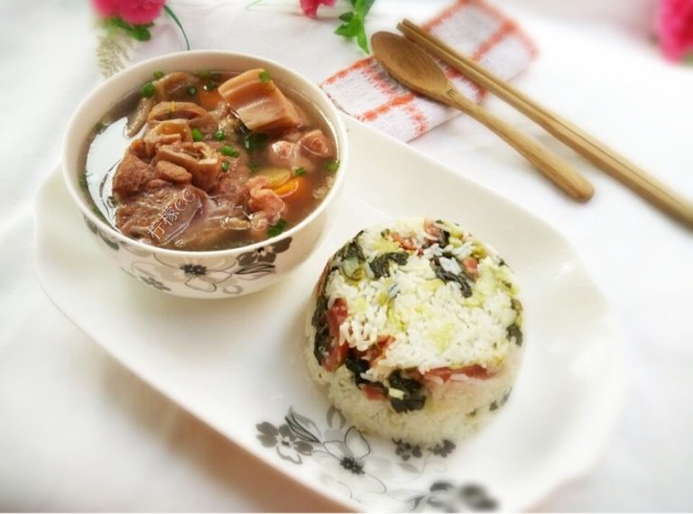元气汤蒸饭,如图汤加适量盐,饭和菜搅拌均匀装盘即可享用
