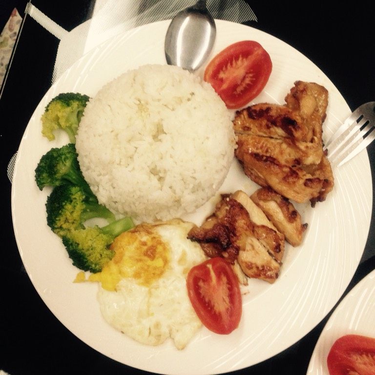 奥尔良鸡肉饭,再盛一碗米饭倒扣在盘里,一份好吃又好看的鸡扒饭就这样完成了!