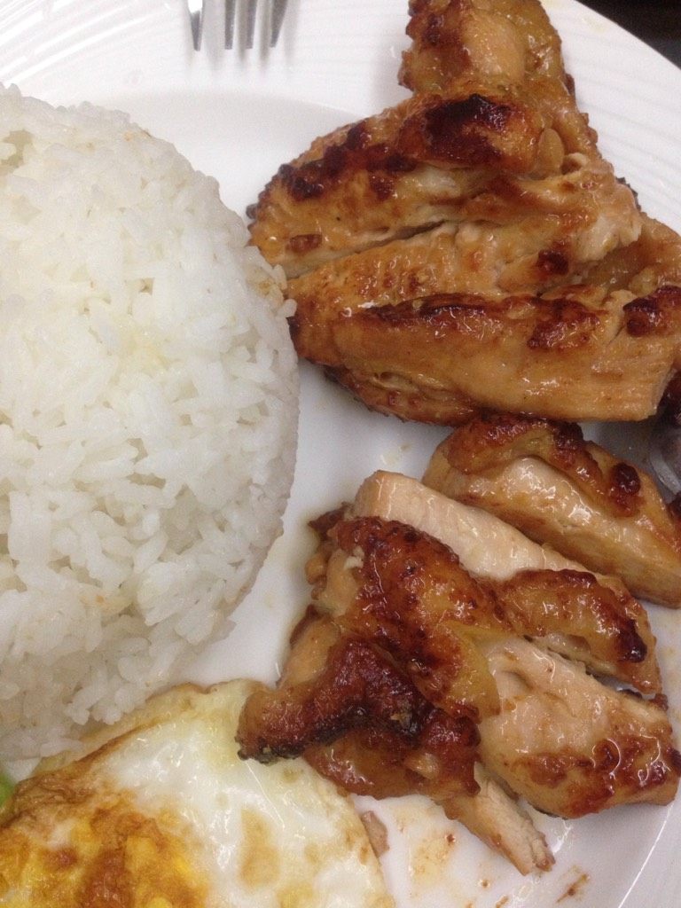 奥尔良鸡肉饭,锅里放油,慢火煎鸡肉,改刀后装盘!再煎一个荷包蛋。
