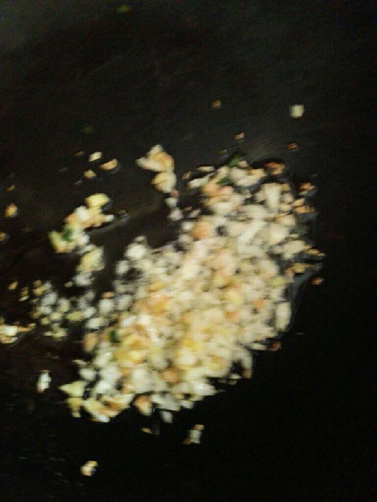 自制剁椒芋头仔,姜,蒜躲碎,锅加适量油烧热,放入姜蒜爆香。