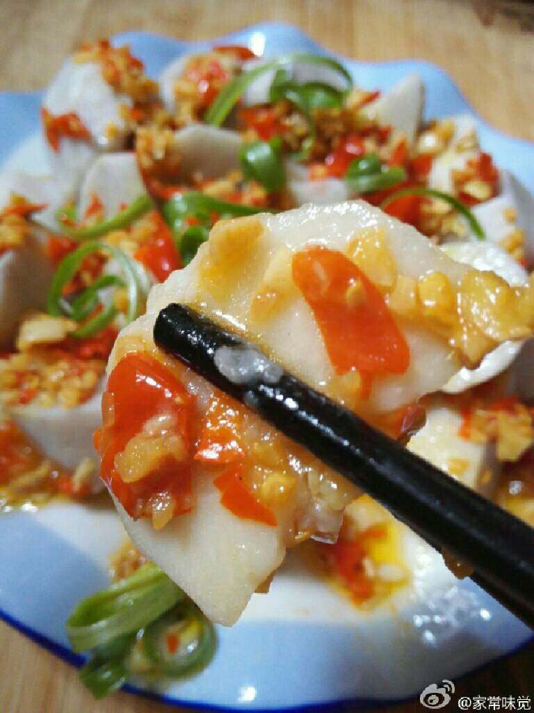 自制剁椒芋头仔,端出,(端注意别把汁洒掉,)放入适量葱花即可。