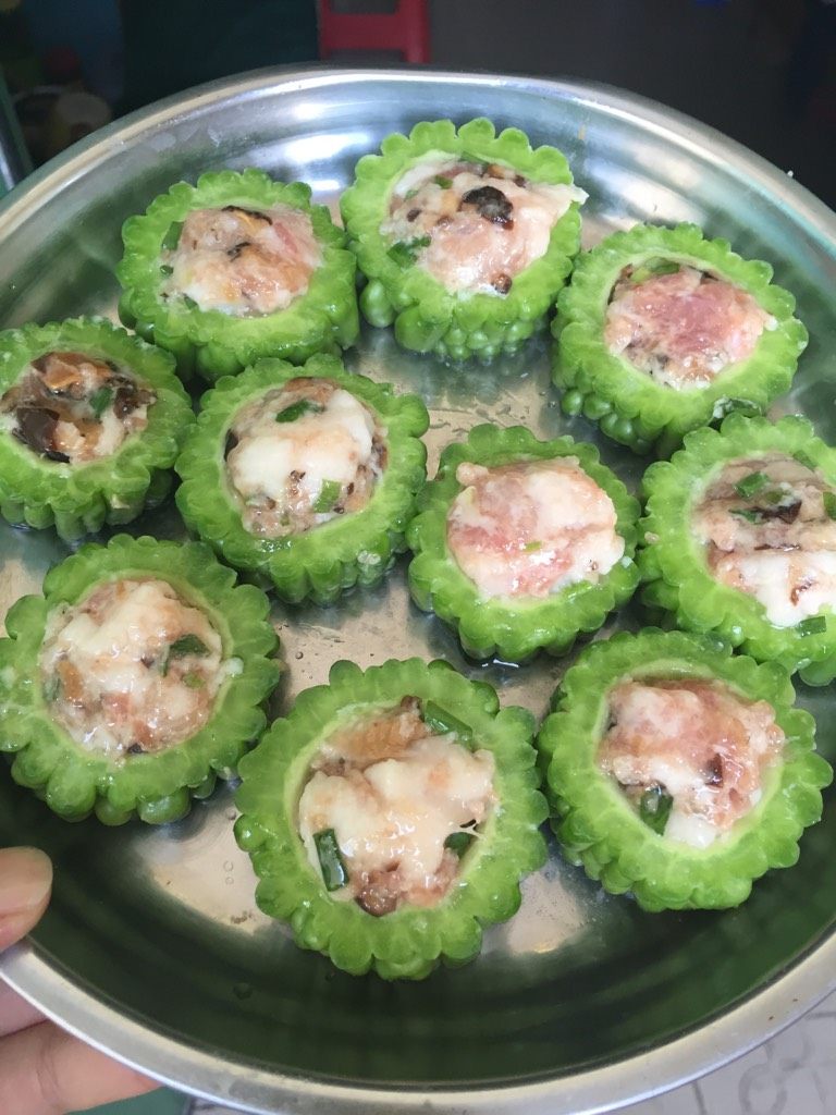 酿苦瓜,将苦瓜从盐水中捞起,再将肉沫塞进苦瓜圈中。烧开水后,中火蒸十五分钟