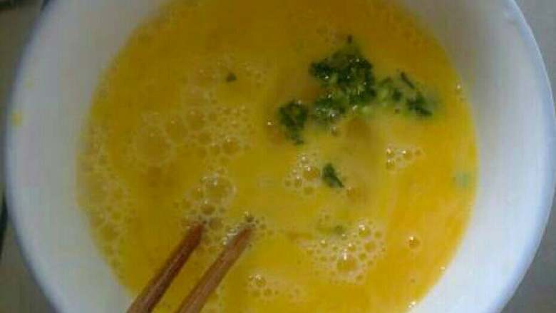 辣椒炒鸡蛋,鸡蛋打好放碗里放少量香葱搅匀。