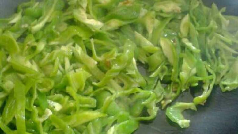 辣椒炒鸡蛋,倒入适量食用油把青椒倒入锅里翻炒,再放适量的盐。