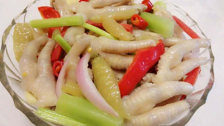 泡椒凤爪,一小时后将蔬菜倒入鸡爪中并与之搅拌混合。
两三小时后加点鸡精即可装盘食用。