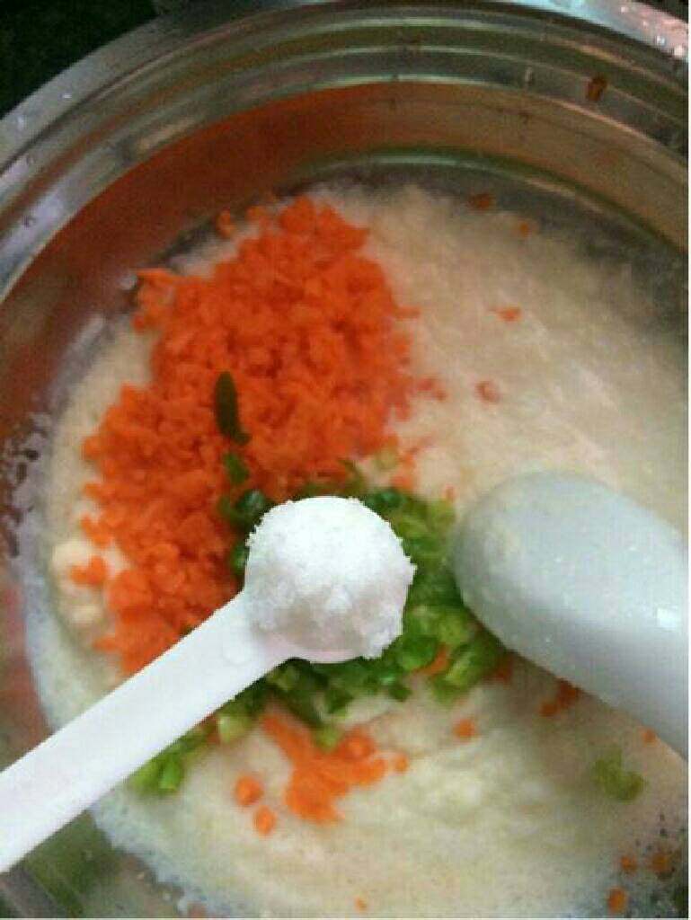 豆渣饼,豆渣放盆里,加入切好的胡萝卜丁、葱花、盐、花椒粉、胡椒粉和椒盐,搅拌均匀。