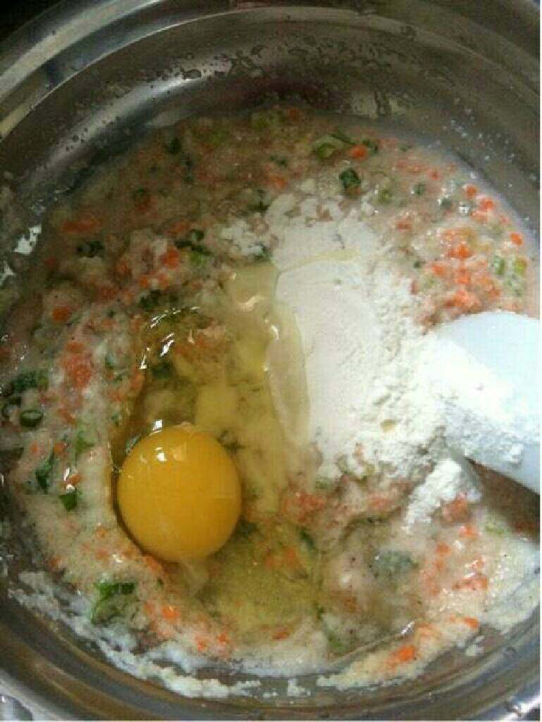 豆渣饼,鸡蛋磕进去,加入适量面粉。可根据人数增加。