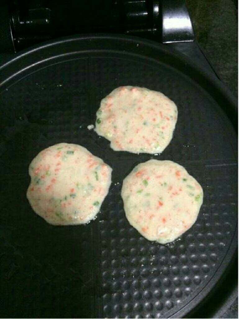 豆渣饼,电饼铛里加适量油,用勺子舀一勺面糊,摊成一个小饼。