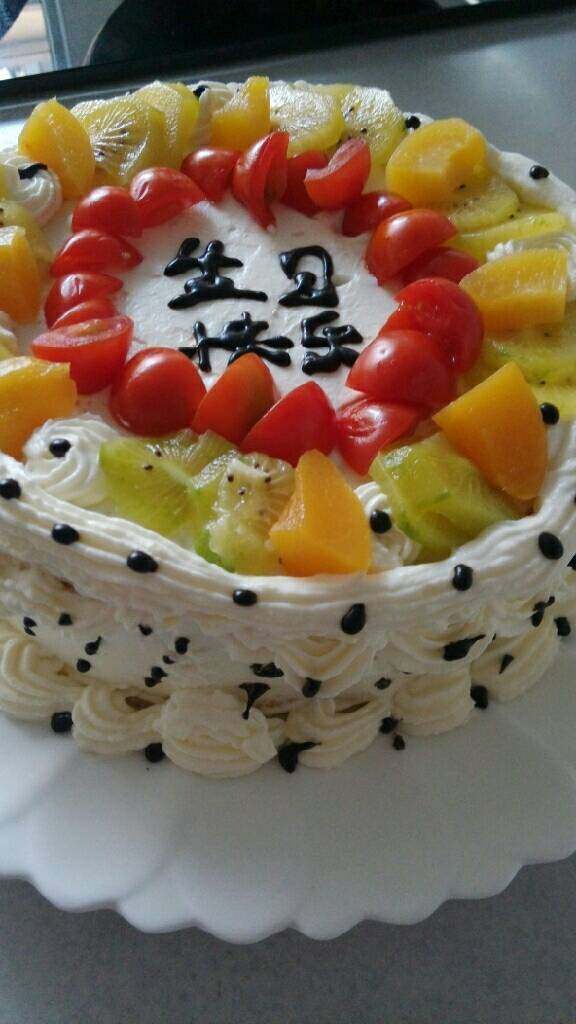 水果蛋糕,涂奶油,裱花,摆上水果即可,<a style='color:red;display:inline-block;' href='/shicai/ 874'>巧克力</a>融化后,做下表面装饰即可