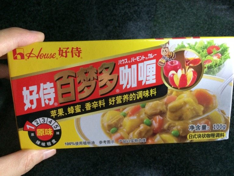 咖喱鸡肉饭,如图水开后加入咖喱块慢慢熬煮