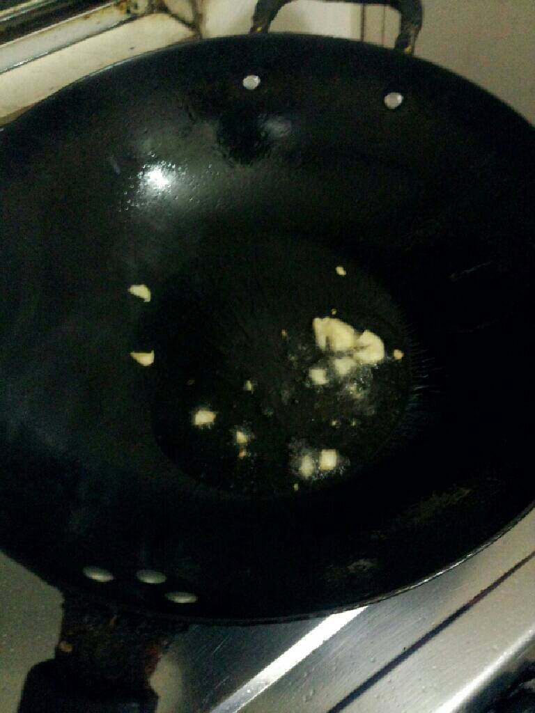 土豆萝卜丝,锅加油烧热,放蒜爆香