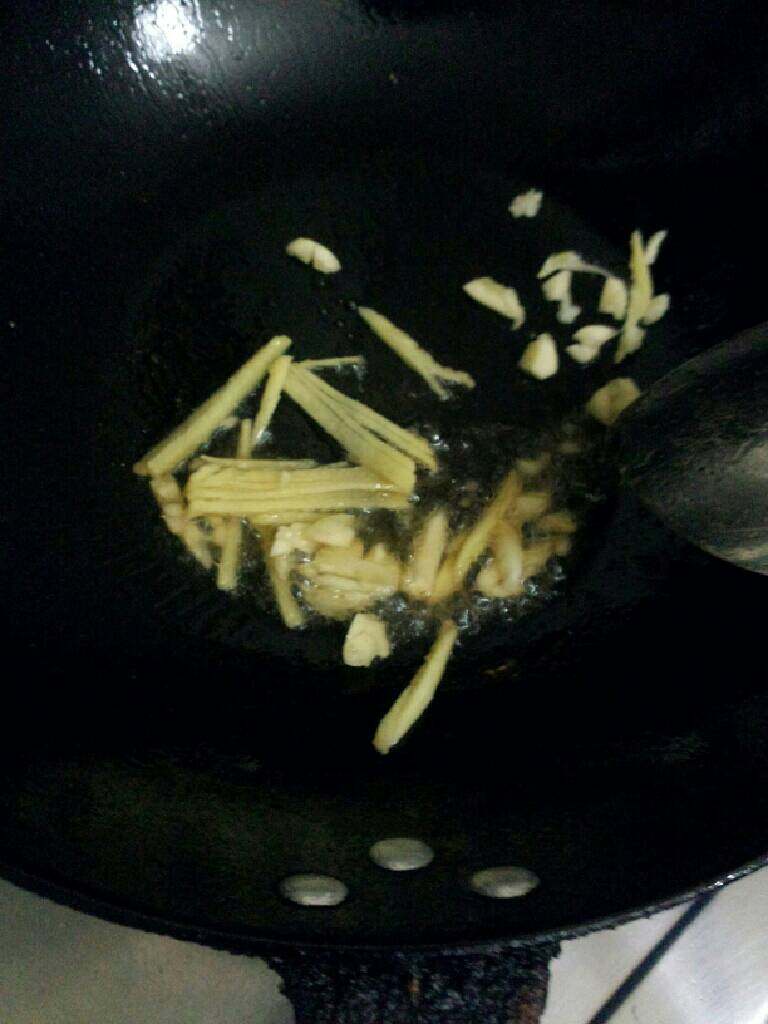 双椒炒凤爪,锅加油烧热,放蒜,姜爆香