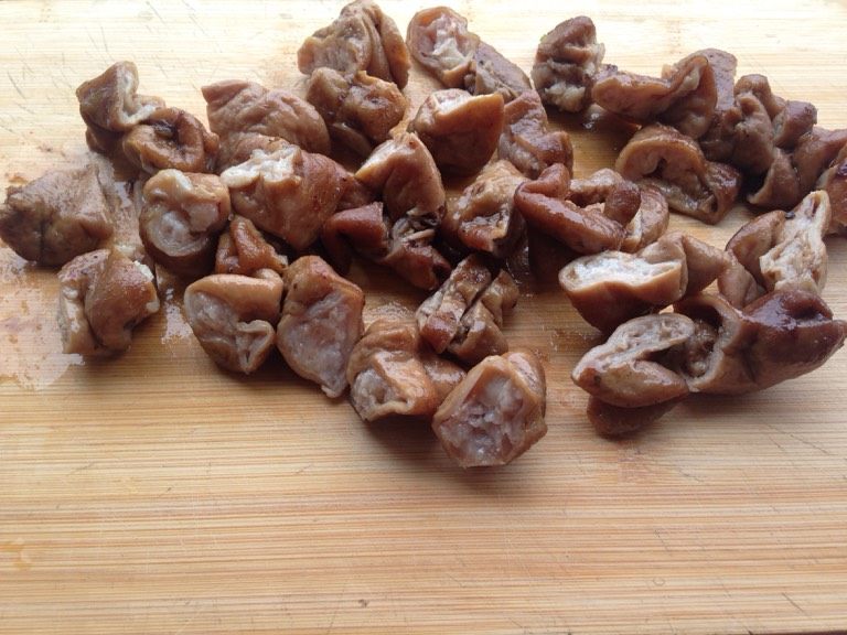 爆炒肥肠,把处理干净的肥肠倒入准备好的卤料里卤熟切好备用