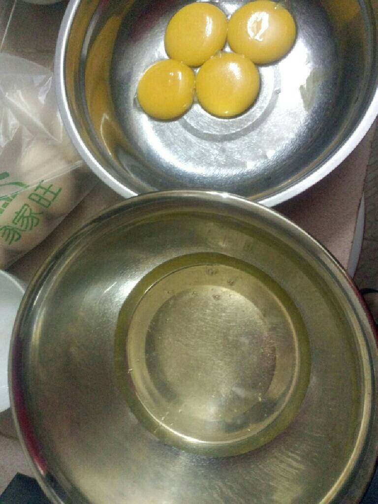 芒果酱蛋糕卷,备好所有材料,蛋清和蛋分离