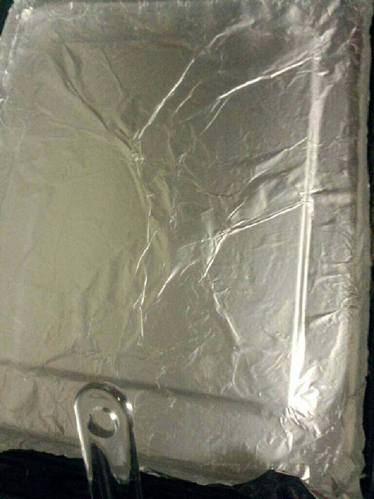 芒果酱蛋糕卷,烤箱预热,烤盘放锡纸抹上油