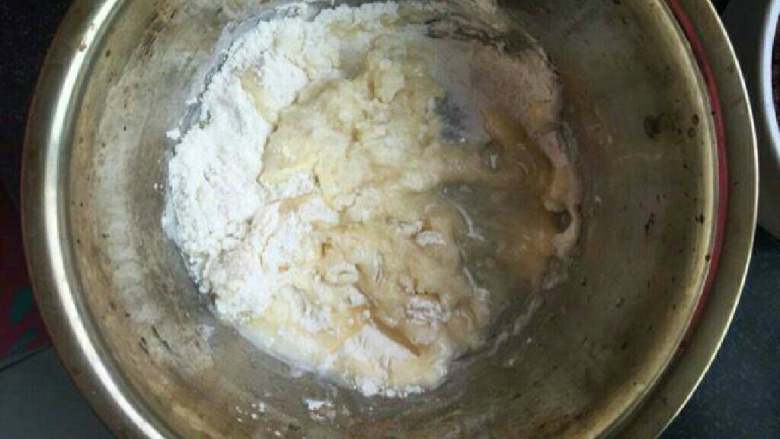 红豆酥,将分类为水油皮的材料混合倒入一个盆子里。