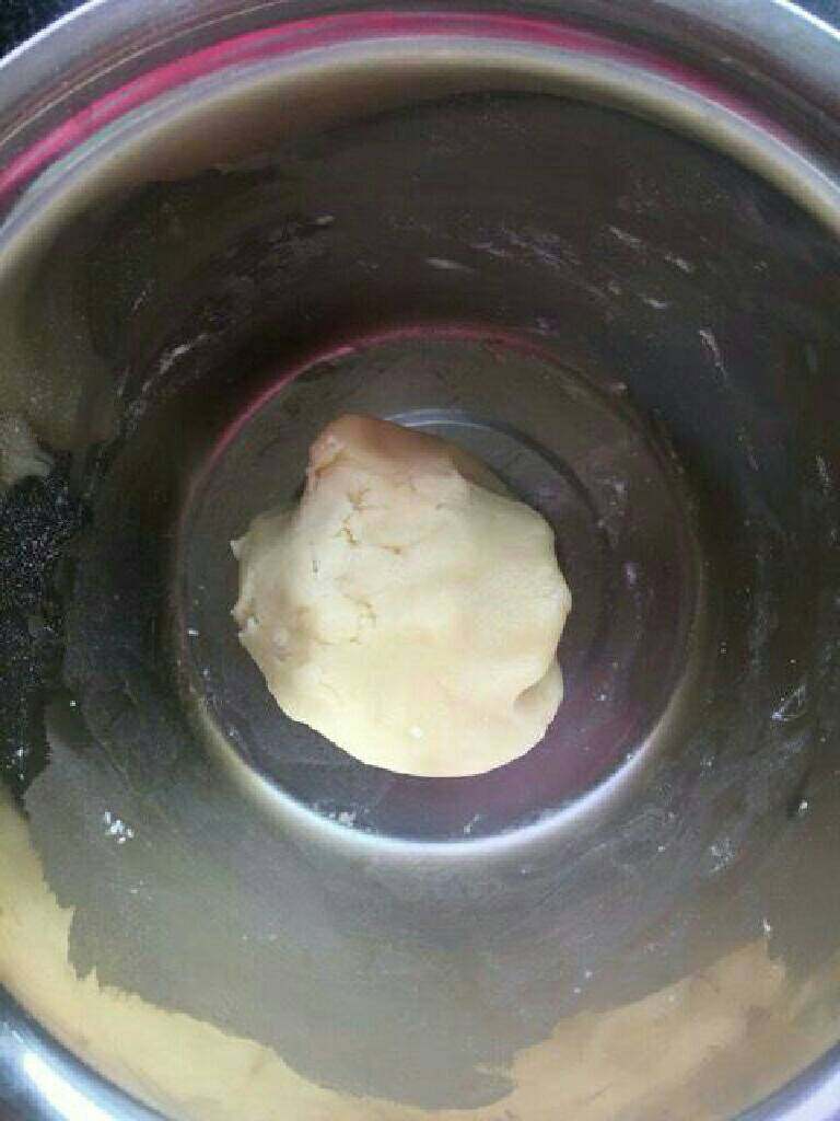 红豆酥,在将分类为油酥的材料也全部放入另一个盆中,全部柔到一起,也要软哦